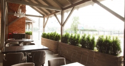 Летняя веранда ресторана — интерьер зала