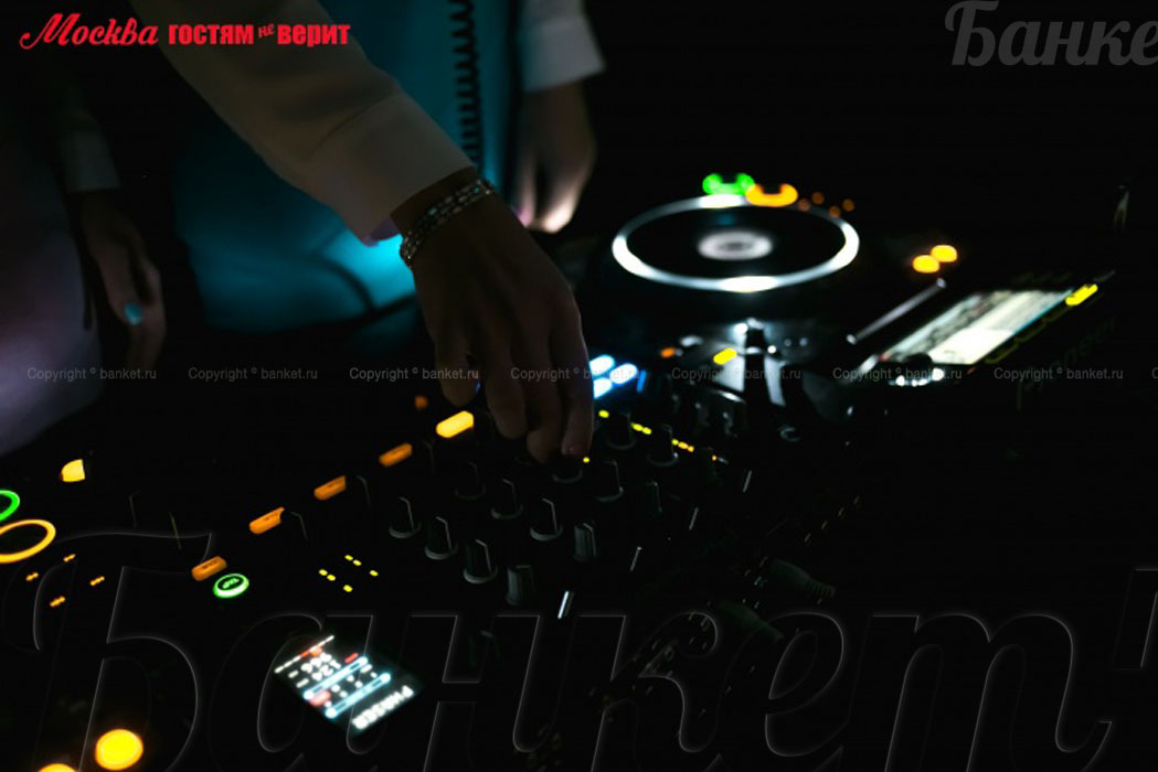 Основной зал — Интеллектуальное кафе Москва Гостям не Верит