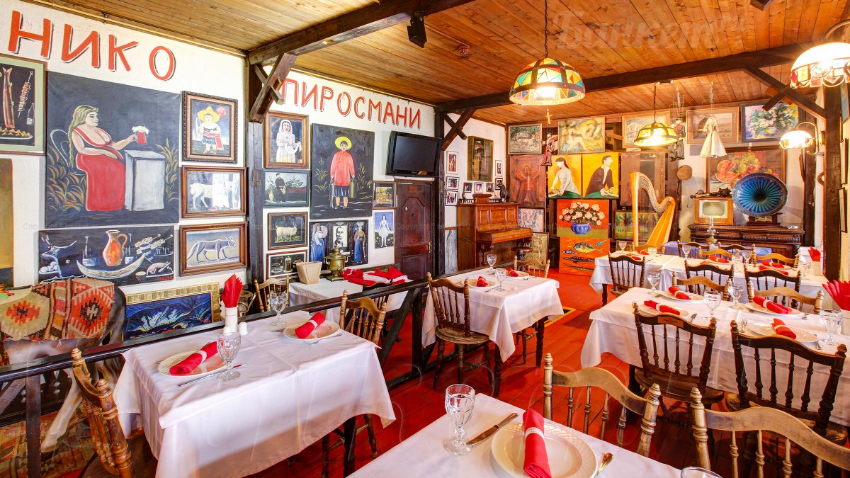 Ресторан У Пиросмани — Основной зал  с сценой, фото банкетного зала