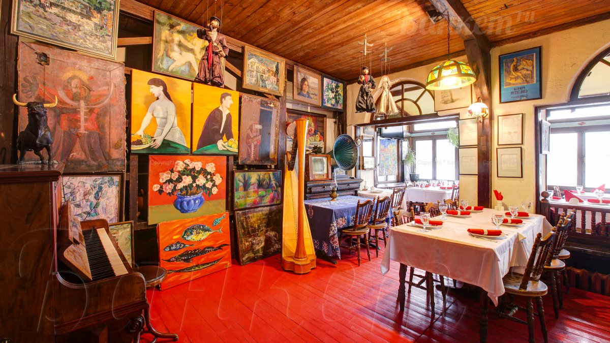 Основной зал  с сценой — Ресторан У Пиросмани