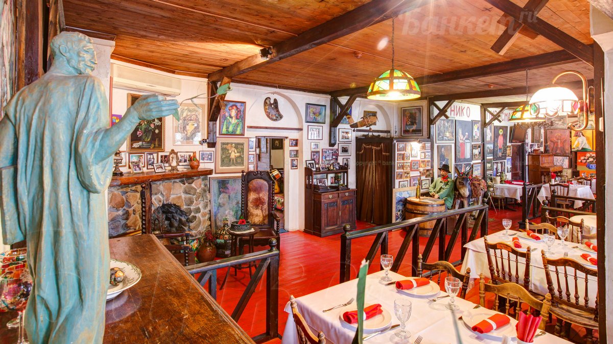 Основной зал  с сценой — Ресторан У Пиросмани