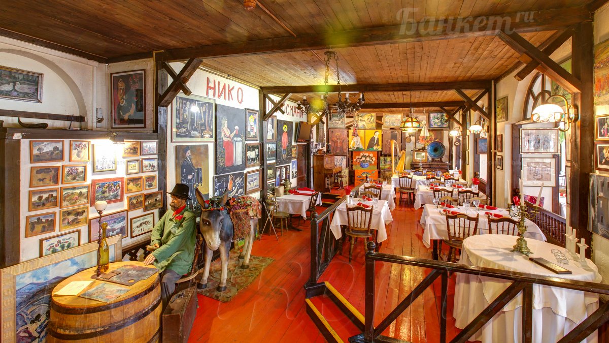 Основной зал  с сценой — Ресторан У Пиросмани