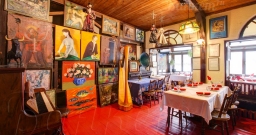 Основной зал  с сценой — интерьер зала