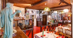 Основной зал  с сценой — подробнее о зале