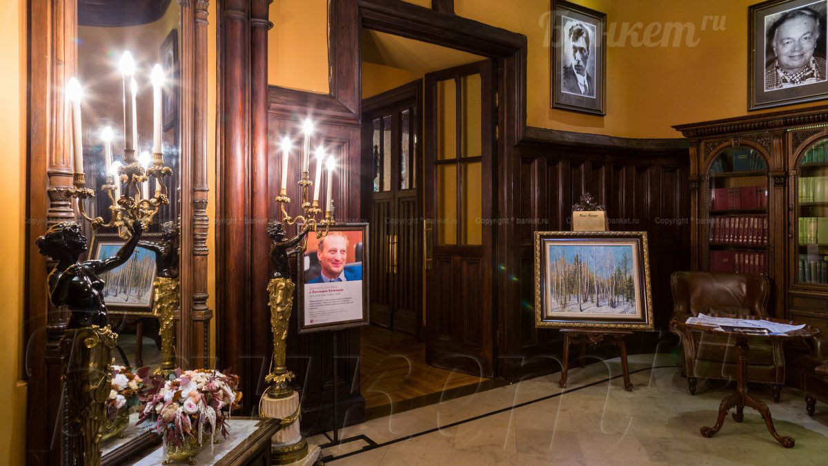 Парадная — Ресторан Центрального Дома Литераторов / ЦДЛ