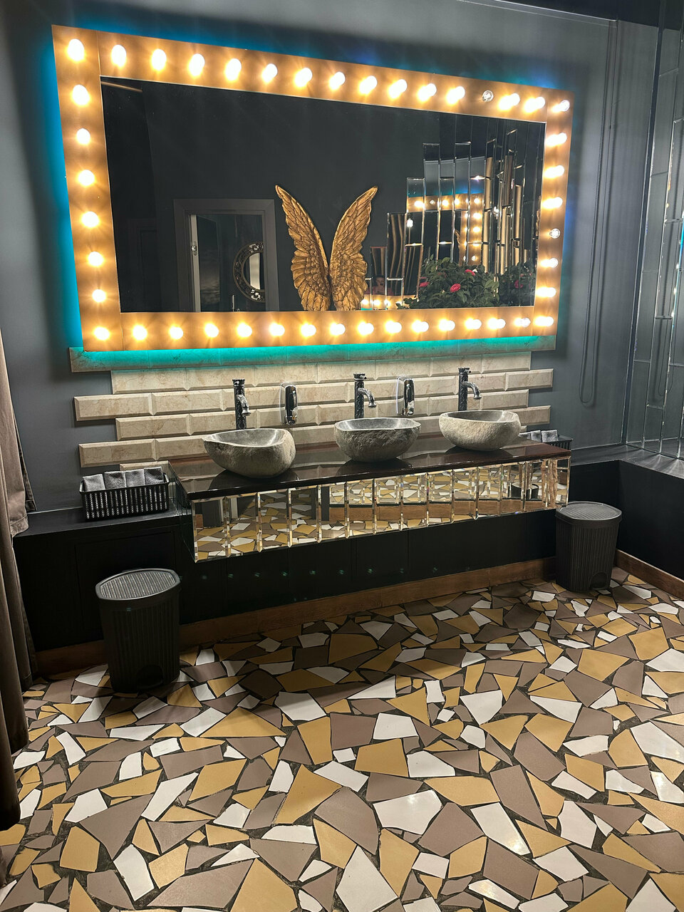 Зал — Угольки Restobar