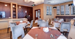 Ресторан Райкин Plaza — интерьер зала