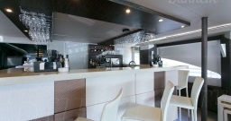 Палуба с баром — интерьер зала