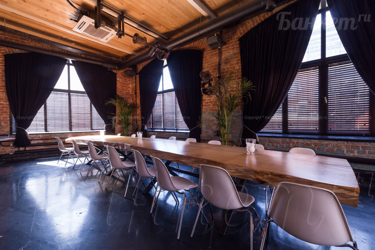 Зал на втором этаже — Клуб-ресторан Hooligan