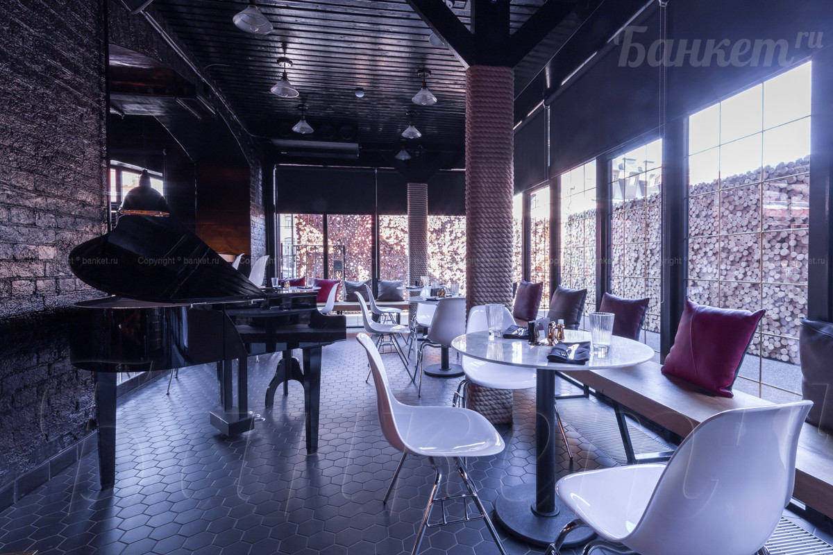 Зал на первом этаже — Клуб-ресторан Hooligan