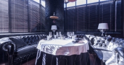 Зал на первом этаже — интерьер зала