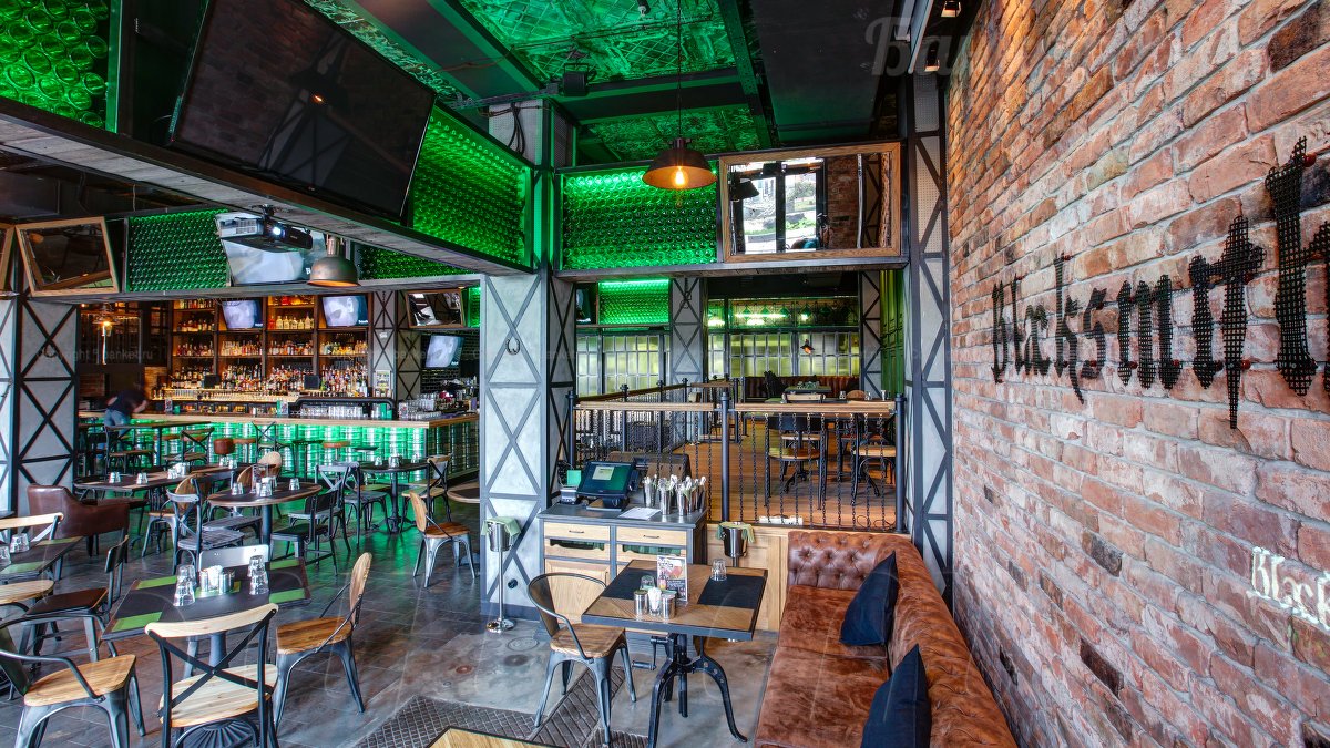 Основной зал — BlackSmith Паб