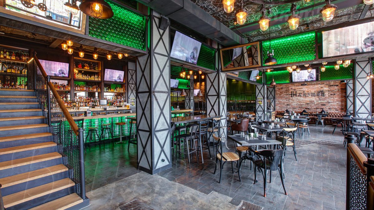 Основной зал — BlackSmith Паб