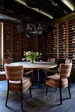 Основной зал — Touche’ wine bar&kitchen / Туше