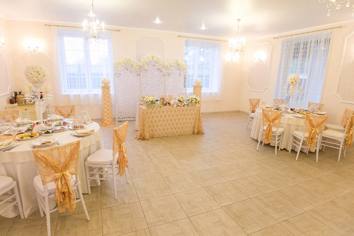 Банкетный зал на первом этаже — банкетный зал Дом у Озера, фото