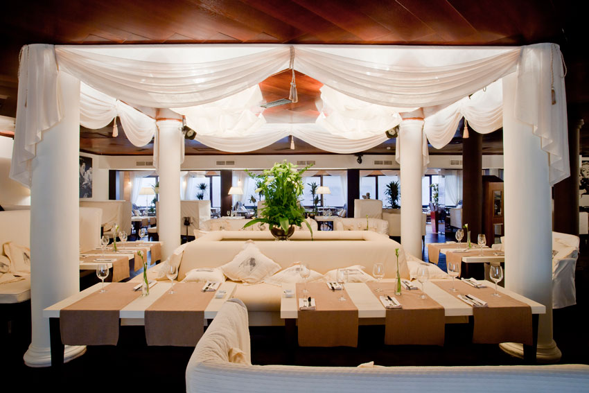 1.	Основной зал — Bed cafe