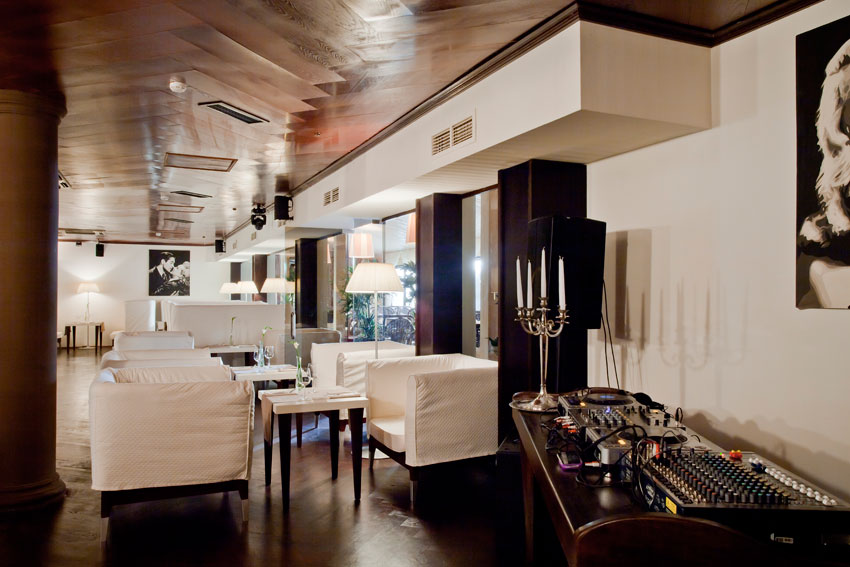 1.	Основной зал — Bed cafe