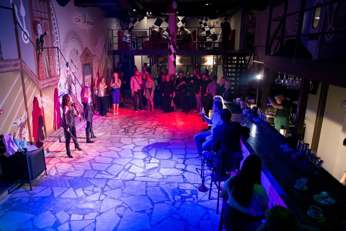 Основной зал — Сэр Кролик