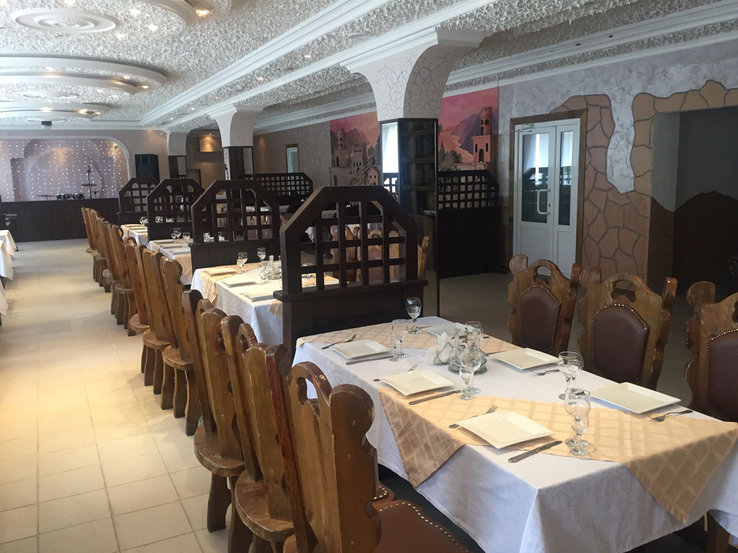 Основной зал — Ели-Пили