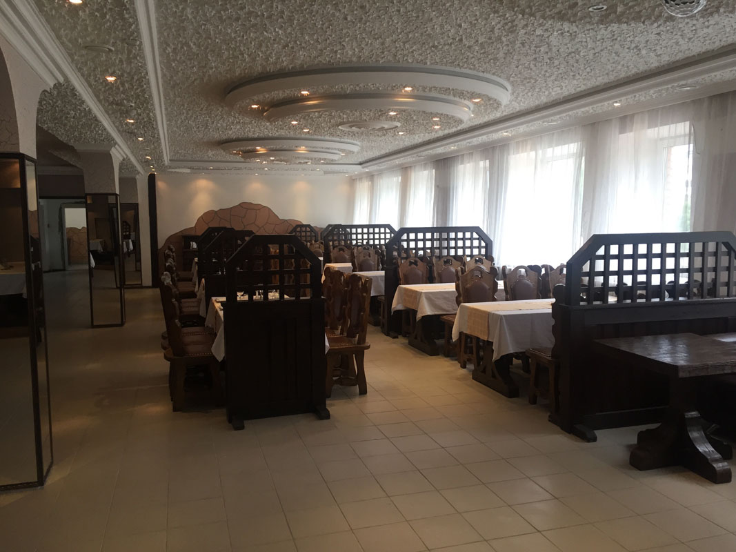 Основной зал — Ели-Пили