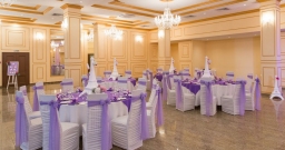 Золотой — интерьер зала