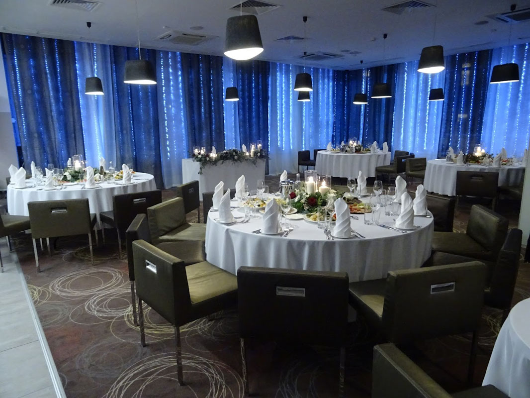 Банкетный зал Novotel Yekaterinburg Centre — Ресторан Olive Lounge, фото банкетного зала