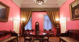 Красная гостиная — интерьер зала