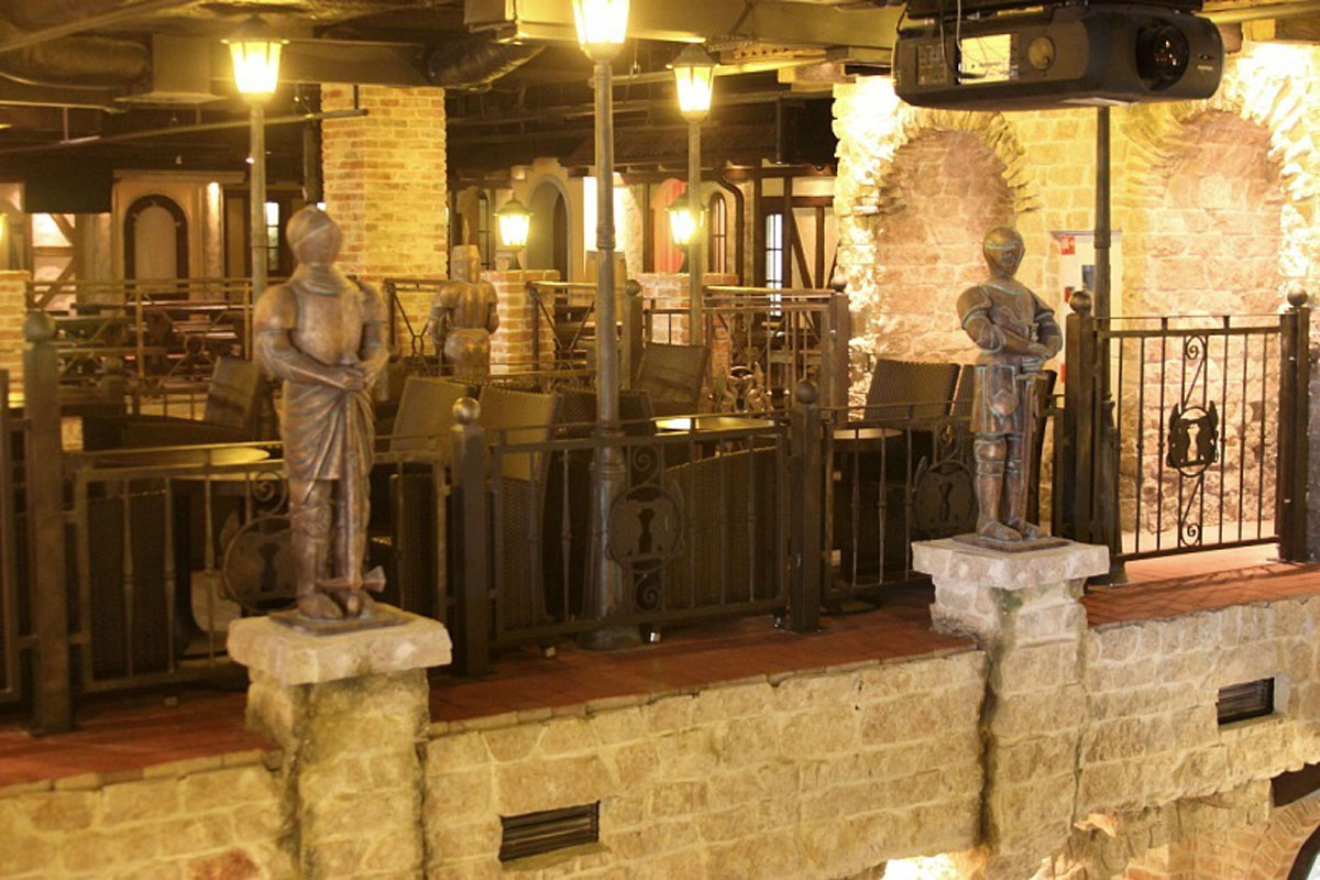 Основной зал — Арт-шоу ресторан Balagan City