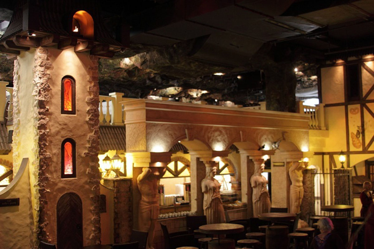 Основной зал — Арт-шоу ресторан Balagan City