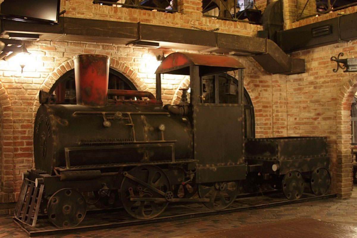 Основной зал — Арт-шоу ресторан Balagan City