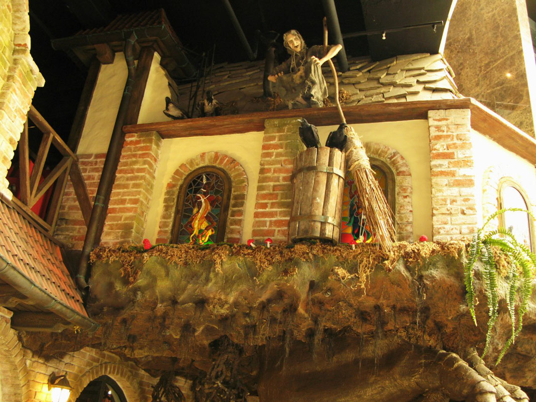 Основной зал — Арт-шоу ресторан Balagan City