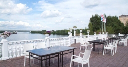 Панорамная набережная — интерьер зала