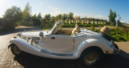 Поляна на берегу водохранилища для регистрации брака — интерьер зала