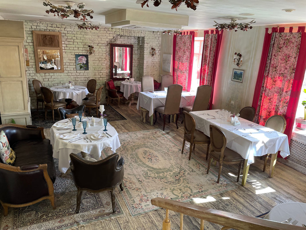 Зал 2-го этажа, два крыла — Ресторан Куршевель и бар Конкиста