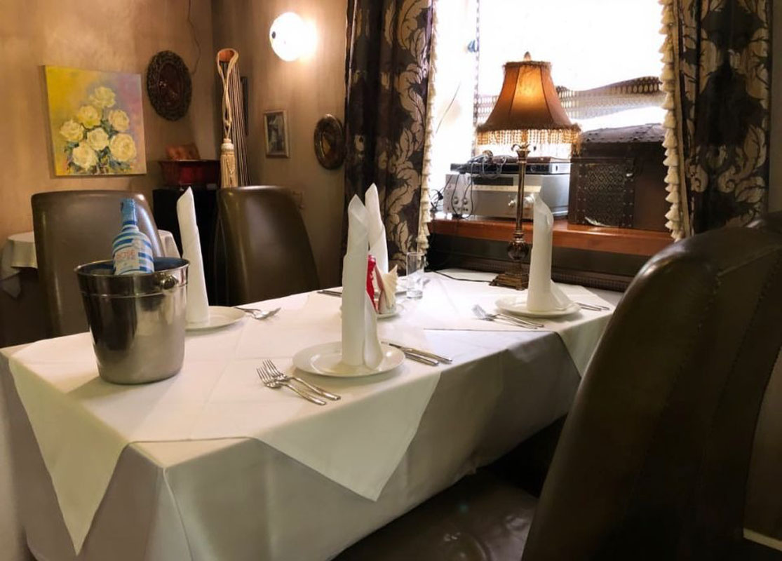 Малый зал и Красная VIP комната 1-й этаж — Ресторан Куршевель и бар Конкиста