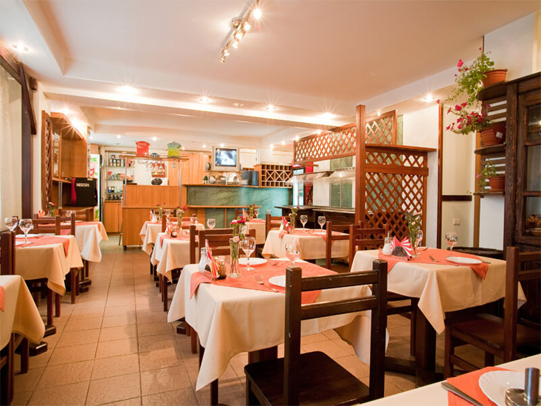 Основной зал — Кафе Октябрьская