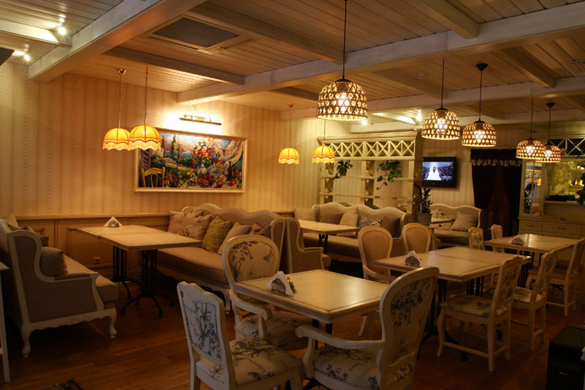 Основной зал — Кафе Хац Хаус на Дачной