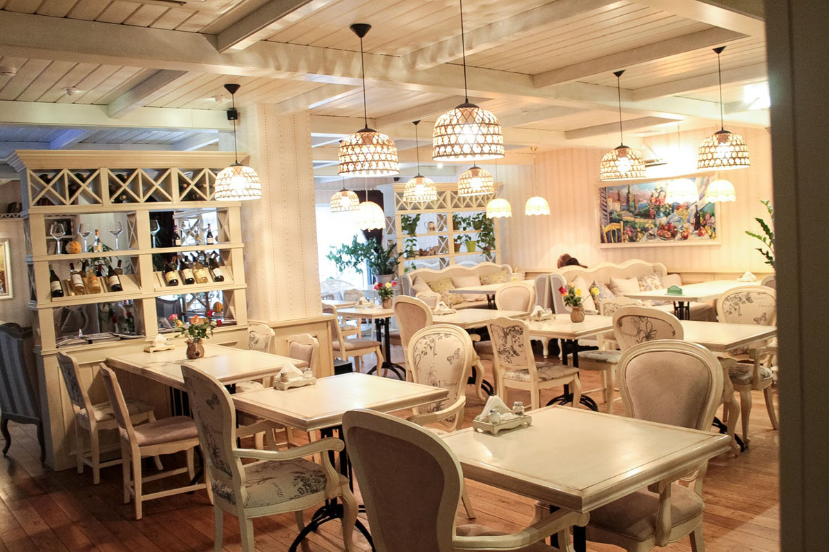 Основной зал — Кафе Хац Хаус на Дачной