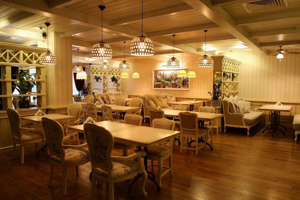 Основной зал — Кафе Хац Хаус на Дачной