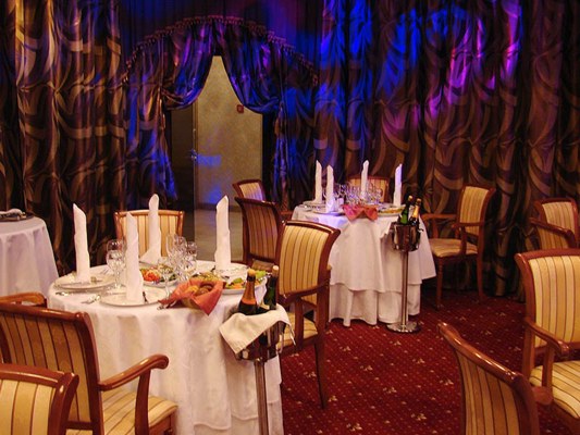 Логотип Максим Холл