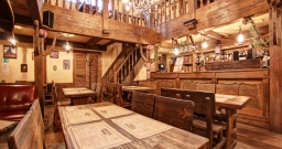 Таверна двухуровневая — интерьер зала