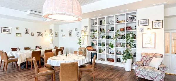 Ресторан Stroganoff Bar & Grill, Зал ресторана — фото