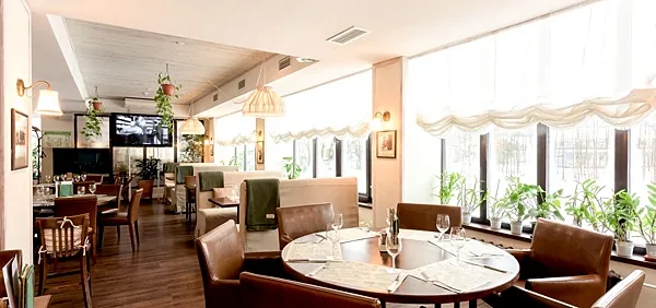 Ресторан Stroganoff Bar & Grill, Зал ресторана — фото