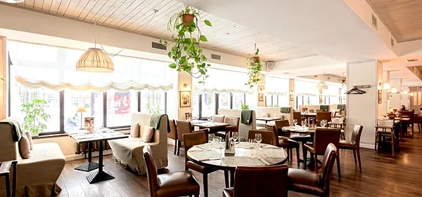 Ресторан Stroganoff Bar & Grill, Зал ресторана — фото
