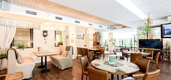 Ресторан Stroganoff Bar & Grill, Зал ресторана — фото