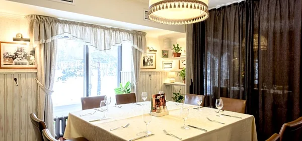 Ресторан Stroganoff Bar & Grill, Зал ресторана — фото