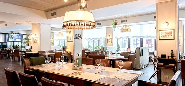 Ресторан Stroganoff Bar & Grill, Зал ресторана — фото