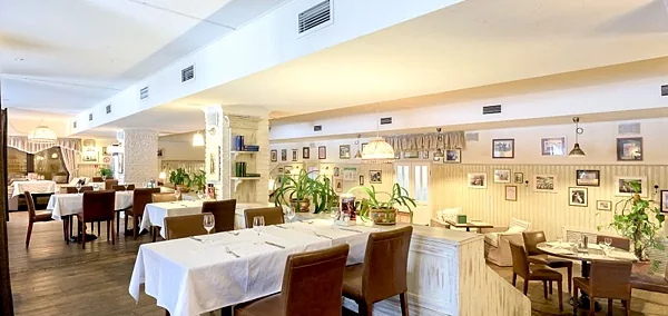 Ресторан Stroganoff Bar & Grill, Зал ресторана — фото