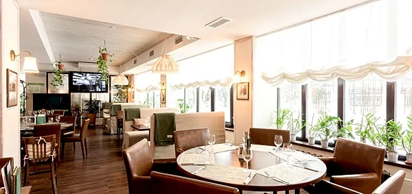 Ресторан Stroganoff Bar & Grill, Зал ресторана — фото