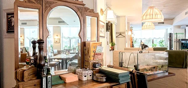Ресторан Stroganoff Bar & Grill, Зал ресторана — фото